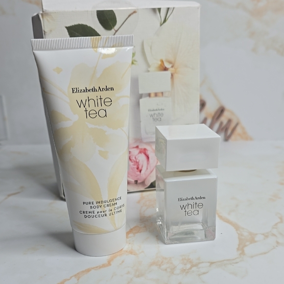 Elizabeth Arden Other - Elizabeth Arden White Tea Set